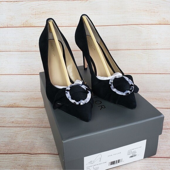 Ann Taylor Suede Gracie Tortoiseshell Buckle Pumps in Black Size 8M Pointy Toe - Picture 1 of 13